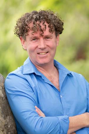 A person with curly hair wearing a blue shirt

AI-generated content may be incorrect.